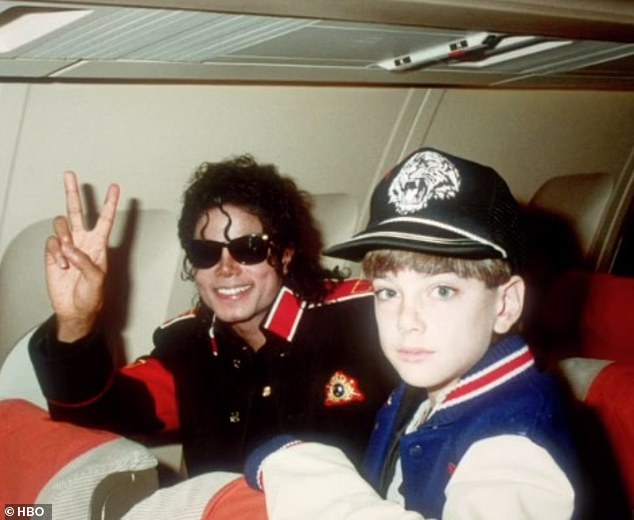 قال Safechuck (في الصورة مع Jackson) إنه قرار كبير بشأن الانضمام إلى الدعوى أم لا ، في النهاية قدم واحدة في عام 2014 ، بعد عام من Wade