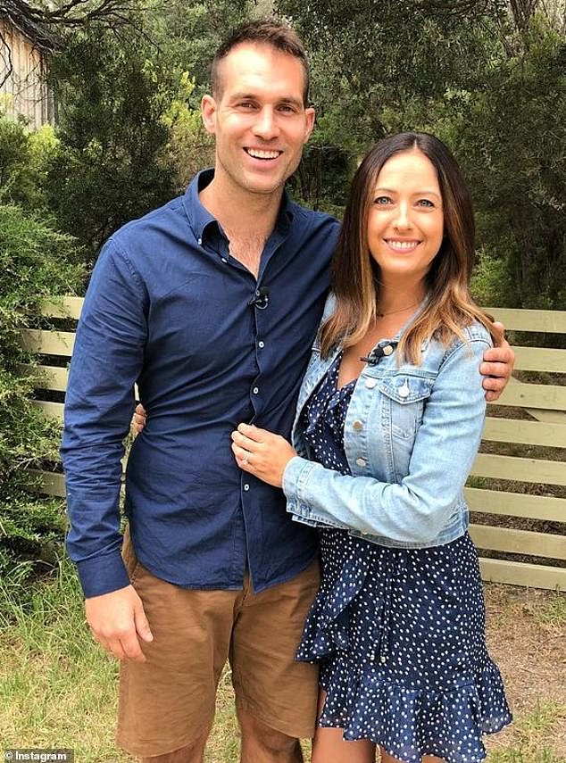 شارك داني ودان تحديثًا مع أتباع يوم الأحد ، في أعقاب سرقة ، حيث سُرقت الأعمال الفنية بقيمة 80،000 دولار. (كلاهما في الصورة)