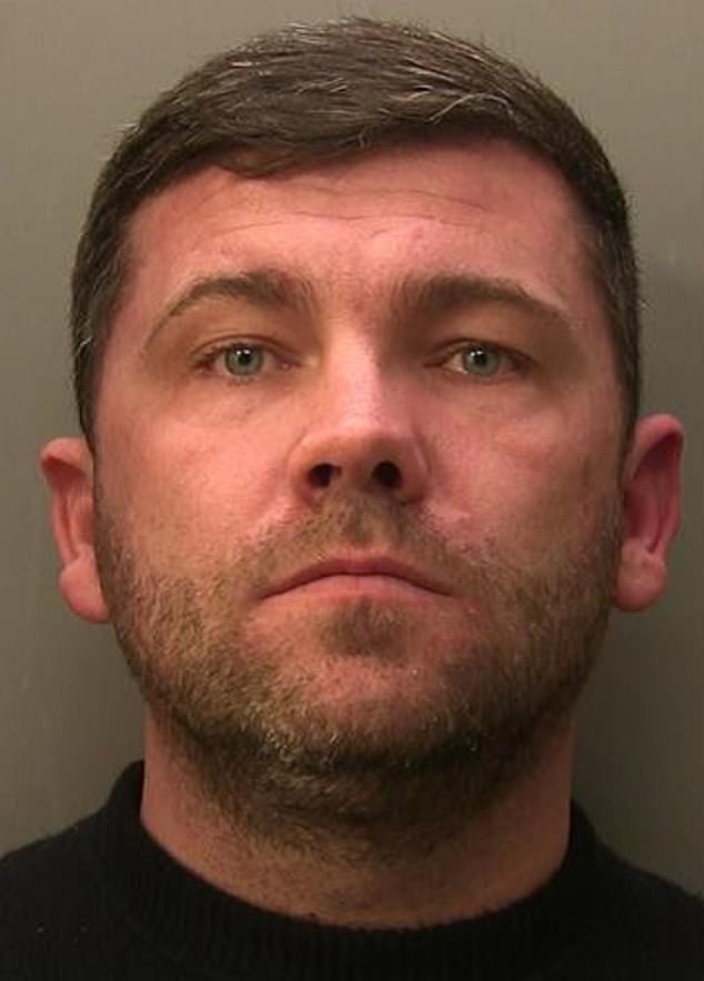 تم سجن والد لي ليام بيرن (في الصورة) لمدة خمس سنوات لمؤامرة لتخزين مجموعة من الأسلحة. حصل على إصدار مبكر في يناير