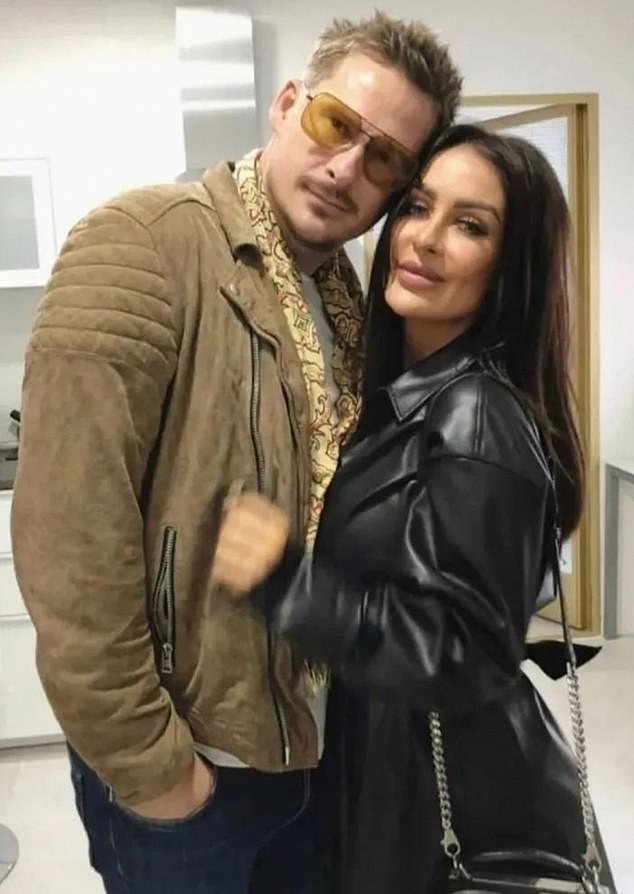 بعد أن فقدان يوم زفاف كبير مع أسرهم وأصدقائهم بسبب قيود الوباء ، احتفل الزوجان بأعراقهم مع حفل زفاف خيالي في إشبيلية في 7 أكتوبر ، مع جميع زملائه في الفرقة الزرقاء في الحضور