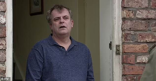 كانت شائعات عن انقسام قد انقضت بينما كان سيمون ، الذي يلعب دور ستيف ماكدونالد على كوري ، يواجه صعوبات مالية (في الصورة في شارع التتويج)