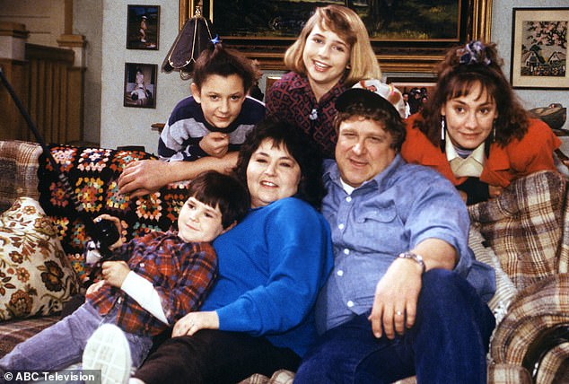 ركضت سلسلة Roseanne الأصلية تسعة مواسم من عام 1988 إلى عام 1997 ، وقد تم الترحيب بها على نطاق واسع كواحدة من أرقى المسرحية الهزلية التي تم إنشاؤها على الإطلاق ؛ تم تصوير الممثلين في عام 1989