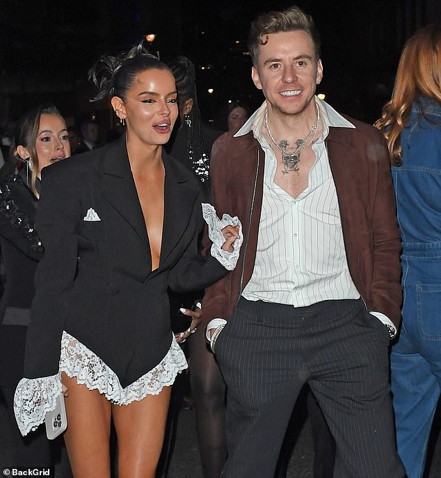 ضرب الزوجان عناوين الصحف في فبراير بعد مشاركة قبلة مخمور معًا في حفل توزيع جوائز Brit Awards - التي عقدت أيضًا في O2 Arena)