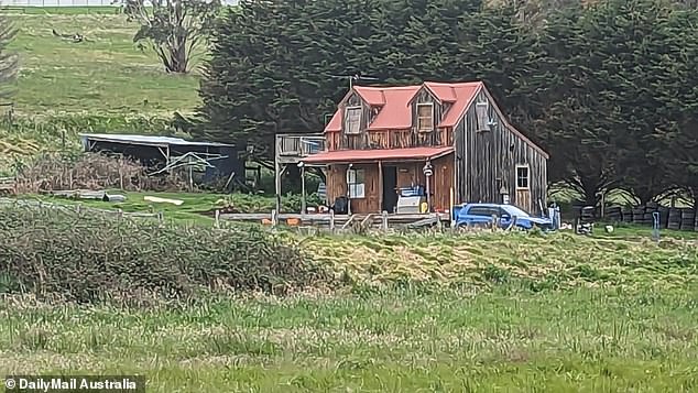 كان روبنسون قد عاش في الممتلكات شبه في نارر وارن في جنوب شرق ملبورن (في الصورة) منذ عام 2001