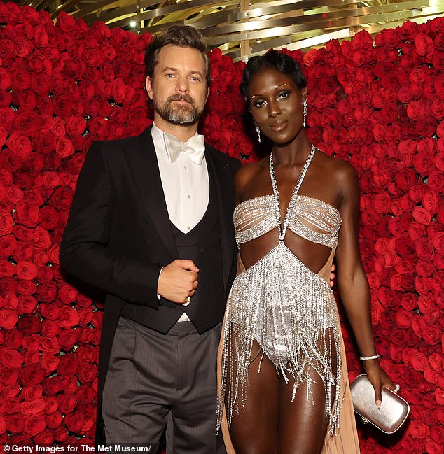 اتخذت العلاقات بين جودي وزوجها السابق جوشوا جاكسون منعطفًا هبوطًا خلال فصل الصيف حيث بدا أنها تقارنه بشرير ديزني (في الصورة في مايو 2022)