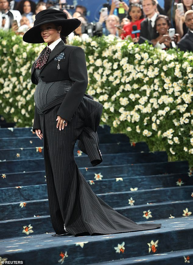 أكدت ريهانا علنا ​​حملها في حفل ميت في مايو 2025