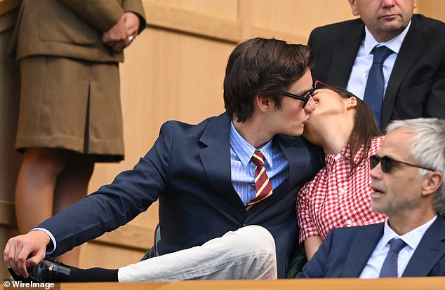 في وقت سابق من هذا العام ، عرض الزوجان على عرض محبوب للغاية في ويمبلدون ، حيث شوهدان يتقبلان بحماس في المدرجات