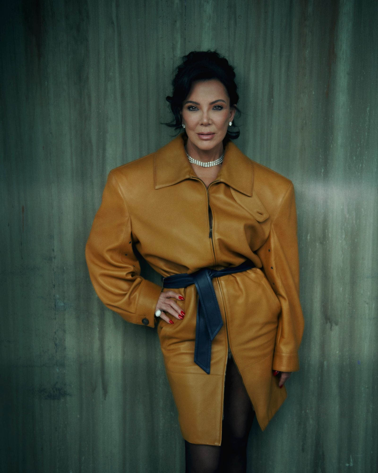قد تحتوي الصورة على معطف ملابس Kris Jenner وجهًا سعيدًا شخصًا يبتسم السترة السترة البالغة الإكسسوارات والمجوهرات