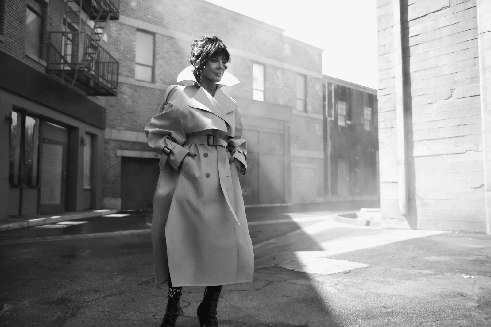 قد تحتوي الصورة على Kris Jenner Coating Coat City Overcoat Road Street and Urban