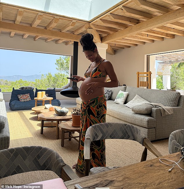 ذهبت فيك في إجازة أمومة من برنامجها على إذاعة بي بي سي 1 في مايو وتوجهت إلى منزلها ومنزل كالفن في إيبيزا بعد ذلك بوقت قصير لتضع مولودها.