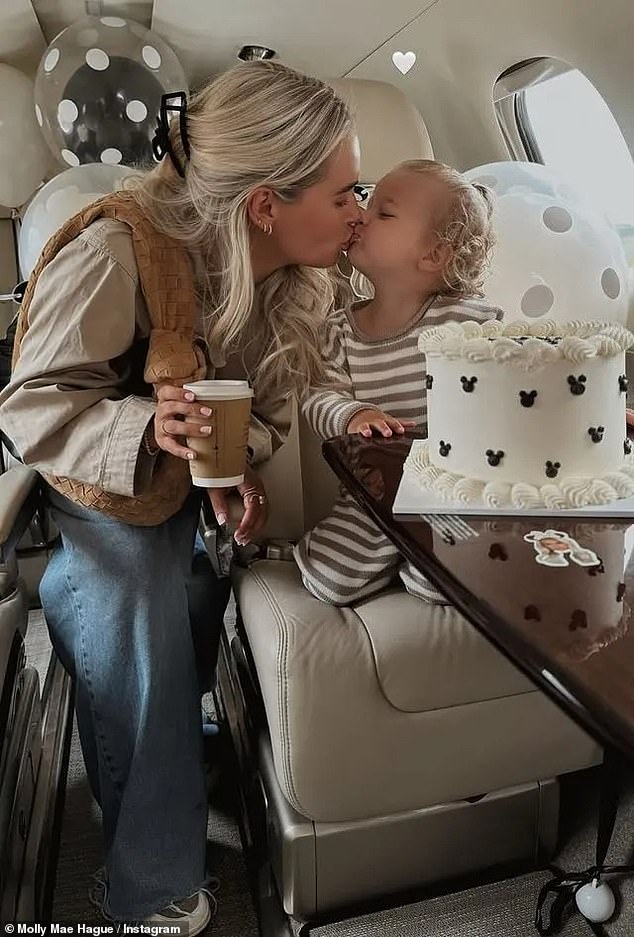 في شهر مايو، اصطحب الوالدان الشغوفان بامبي إلى ديزني لاند باريس على متن طائرة خاصة حيث استمتعوا بإقامة فخمة في منتجع المنتزه (كما هو موضح)