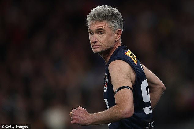وقعت الإصابة بعد اشتباك مع لاعبي AFL السابقين أندرو إيمبلي ودانييل غوررينج وميتش روبنسون ، مع استمرار هيوز في اللعب بشجاعة على الرغم من الألم الواضح