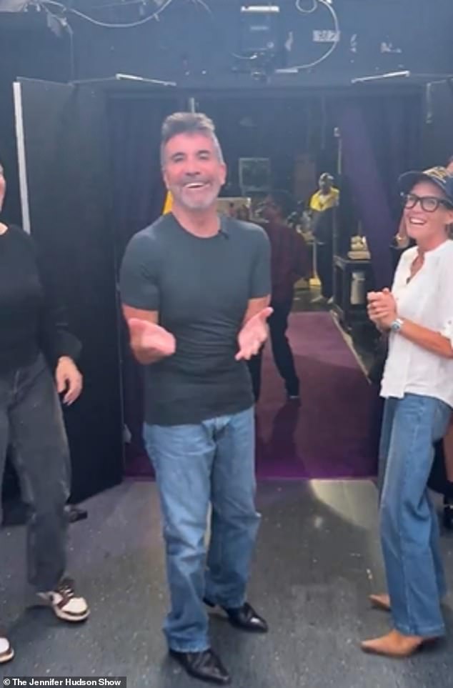 وصل سايمون إلى نهاية الممر ومزح ، 