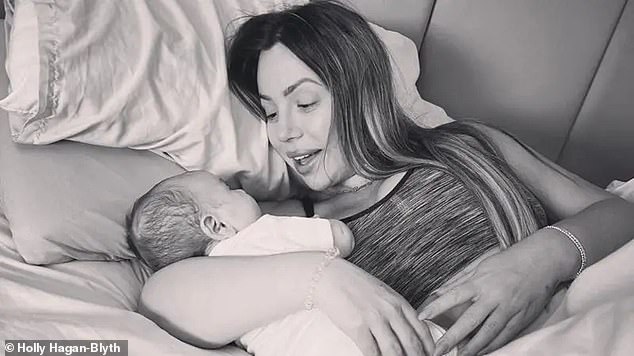 وقد رحبوا بابنهم ألفا جاكس، الذي يبلغ الآن عامين، في يونيو 2023