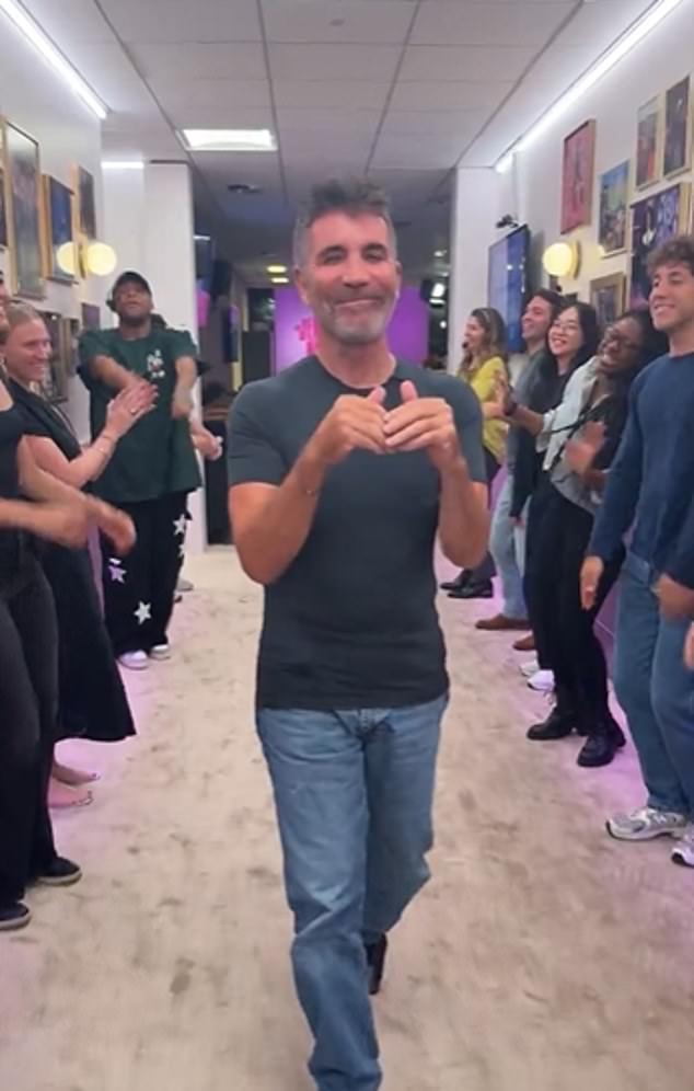 في الشهر الماضي ، سخر سيمون على نطاق واسع بسبب تصفيقه 