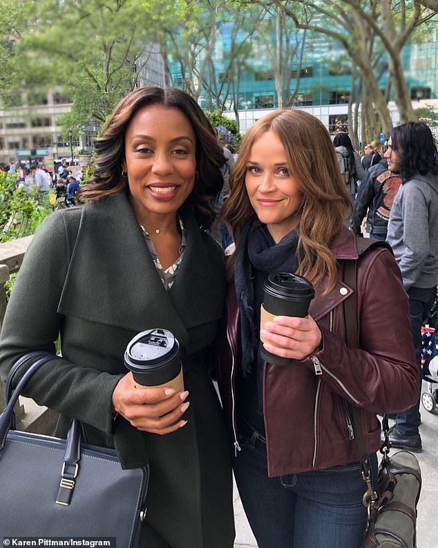 'يمكنني رمي صخرة. ذهبت إلى مدرسة الفتيات الواحدة. ذهبت إلى مدرسة الفتيات الأخرى. نفس العمر! نفس العمر بالضبط القادم معا. وقد التقينا أخيرًا في الموسم الأول من عرض الصباح 