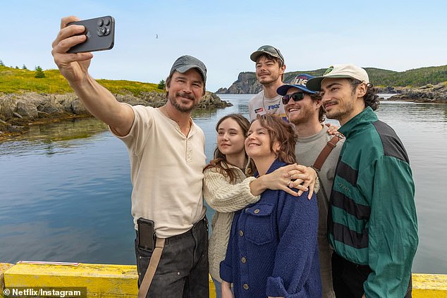 كان هارتنيت يعود إلى ديارهم بعد الإنتاج على سلسلة Netflix لم يتم تعيينه عنوانًا علنيًا في وقت الحادث ؛ في الصورة أخذ صورة شخصية مع نجومه المشاركين