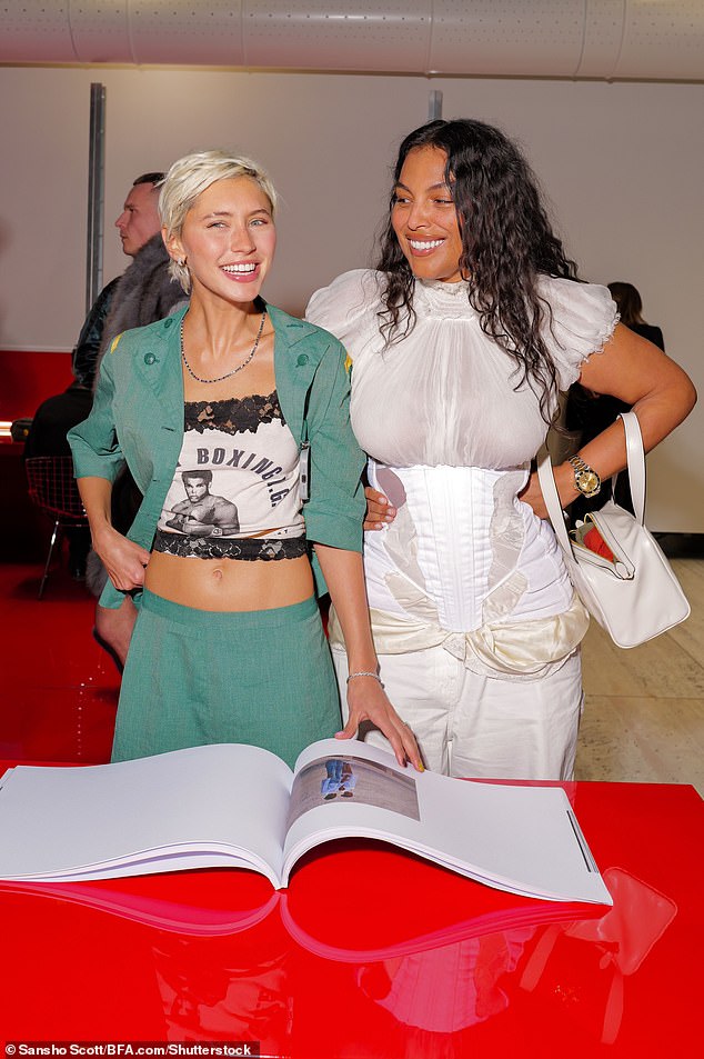 النموذج ، 24 ، وهي ابنة جود لو وسادي فروست ، انضم إلى مغني الراب ، 27 عامًا ، والأصدقاء المقربين بالوما إلسيسر ، 33 عامًا ، ويسود القاضي للحدث ، الذي عقد في جراند بالايس (إيريس وبالوما في الصورة)