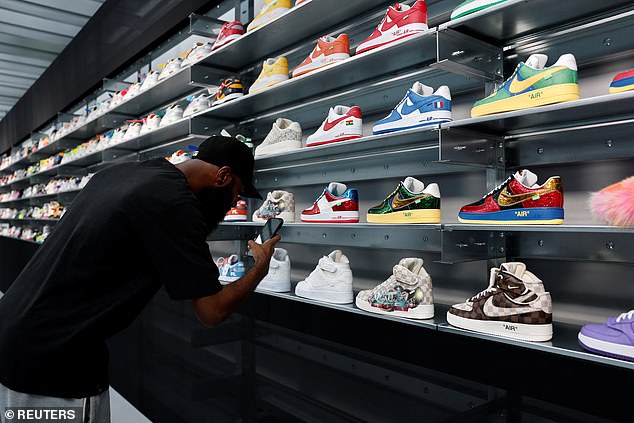 تعرض التجربة الغامرة 1000 عنصر من مهنة Abloh ، بما في ذلك المئات من مدربي Nike ، للاحتفال بتراثه الإبداعي والحفاظ على أفكاره على قيد الحياة (زائر في الصورة في المعرض)