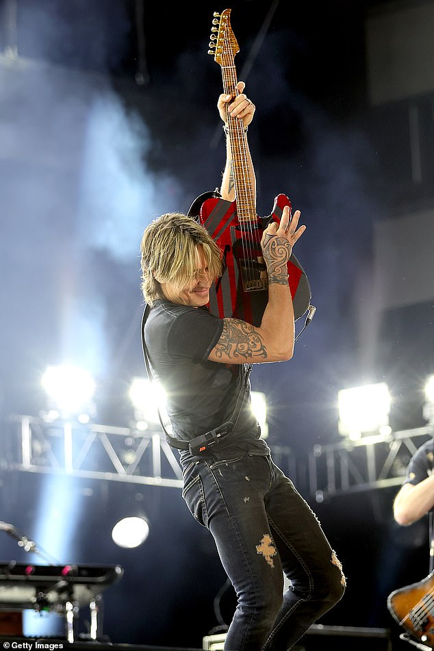 الأغنية Love Hard ، التي لم يكتبها Keith ، 57 عامًا ، تعرض كلمات عن علاقة تشوبها الصمت وسوء الفهم والمعارك التي لم يتم حلها - في الصورة هو Keith أداء في يونيو 2022