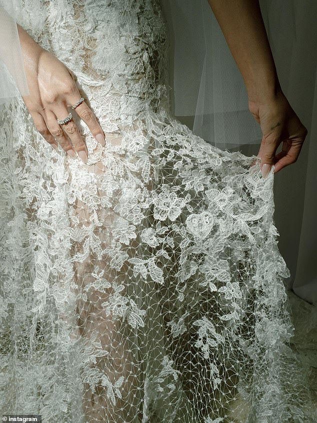 لقد تضمنت إشارة محبة لعلاقتها مع بيني ، حيث تم خياطة الأحرف الأولى من الدانتيل من ثوبها