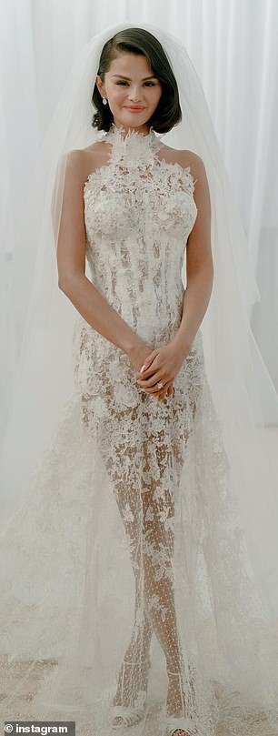 كان هذا الفستان الدانتيل هو الفستان الذي تم إدراجه بالأحرف الأولى من المتزوجين الجدد