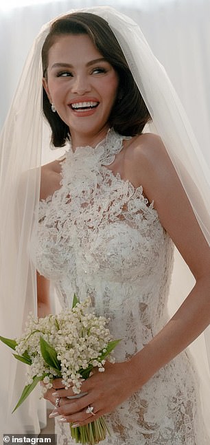 ارتدت فستان رالف لورين الدانتيل في يومها الخاص