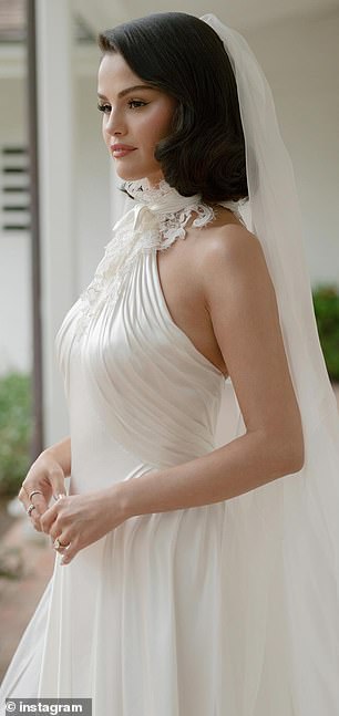 ارتدى المغني أيضًا اثنين من الملابس الأخرى من المصمم