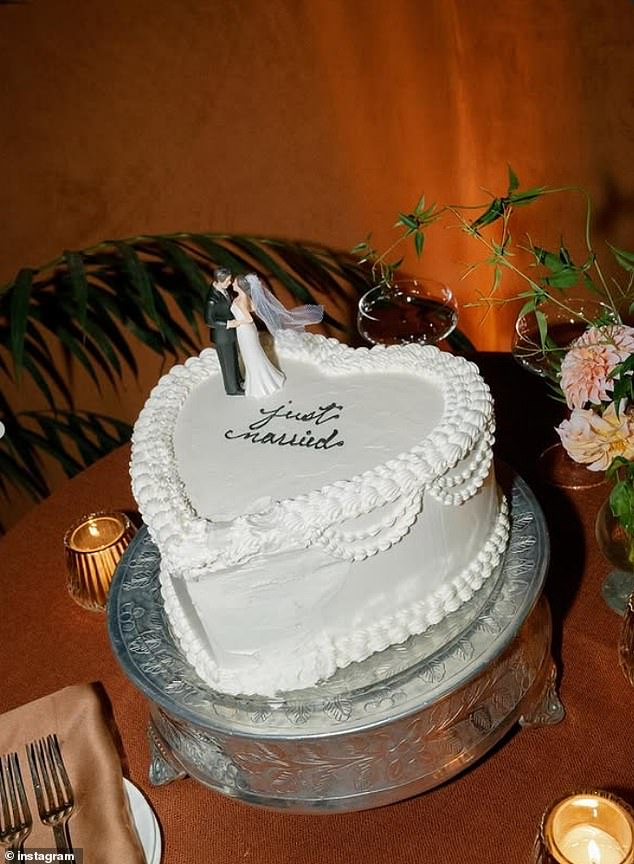 كانت كعكتهم الكلاسيكية مصنوعة من صقيع بيضاء وكانت مزينة مع خربشة من 