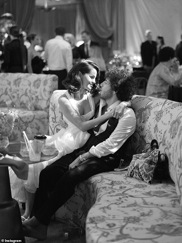 سرقت العروس والعريس لحظة مع بعضهما البعض وسط صخب وضجيج احتفالاتهما