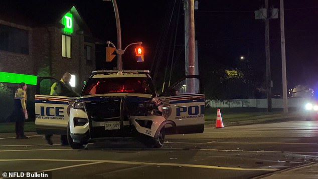 كانت مقدمة سيارة الشرطة مقلوبة بشدة