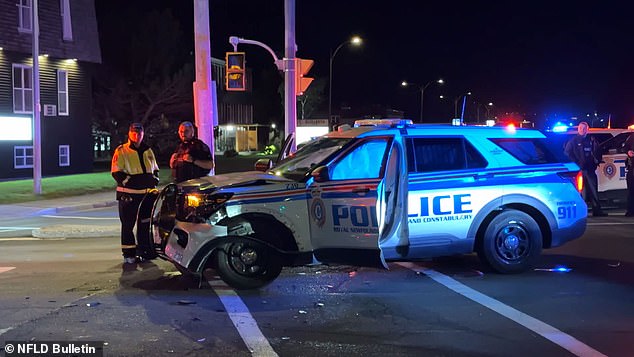 تم تحطيم سيارة الشرطة في المقدمة وأيضًا تم نشر الأكياس الهوائية