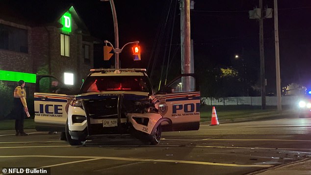 كانت سيارة الشرطة لا تزال على الطريق