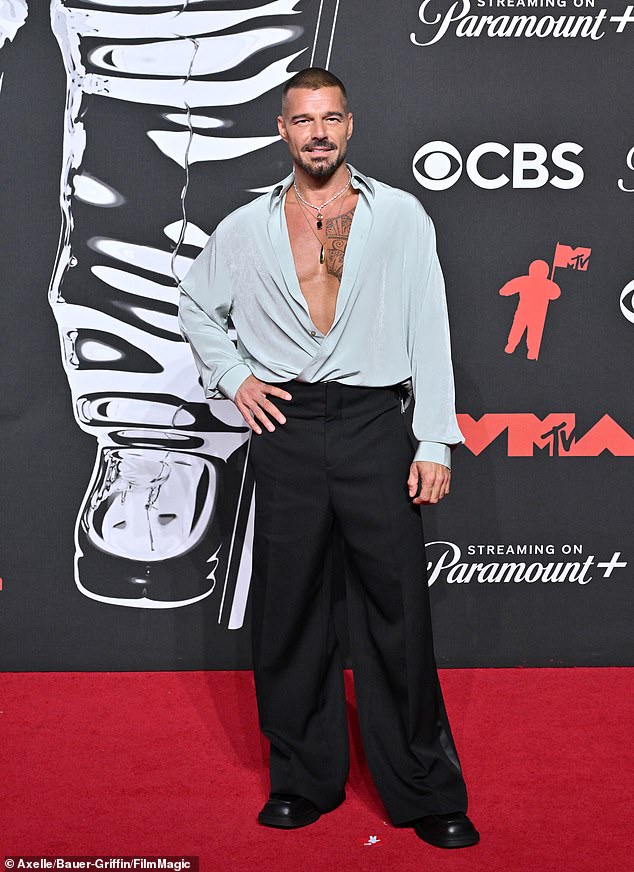 ريكي - الذي يشاع أنه خضع لرفع الوجه - يحافظ على نظام غذائي نباتي صارم ويمارس شكلاً سلبيًا من اليوغا يركز على التنفس (في الصورة في 7 سبتمبر))