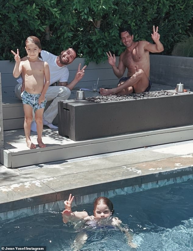 لقد كان مارتن عازبًا منذ إنهاء زواجه لمدة ست سنوات من الفنان جوان يوسف (ص ، في 15 يونيو) في عام 2023 ، ويستمرون في المشاركة في الوالدين توأمهم البالغ من العمر ست سنوات لوسيا ورين.