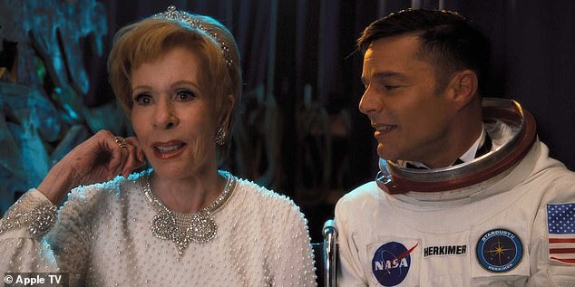 سيقوم مارتن بعد ذلك بتعيين دوره باعتباره القائم بالتقنيس الأسطوري كارول بورنيت (L) على الشاشة روبرت دياز في الموسم الثاني من 10 حلقات من Palm Royale ، والذي يعرض لأول مرة في 12 نوفمبر على Apple TV+