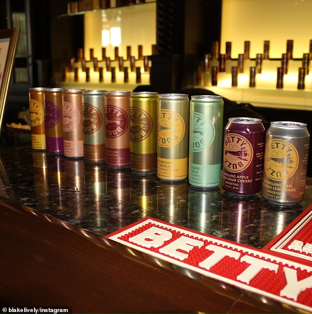 أعطت ليفلي معجبيها نظرة فاحصة على حدثها الأنيق في حدث لوحة حيث ناقشت كل من Betty Buzz و Betty Booze Brands