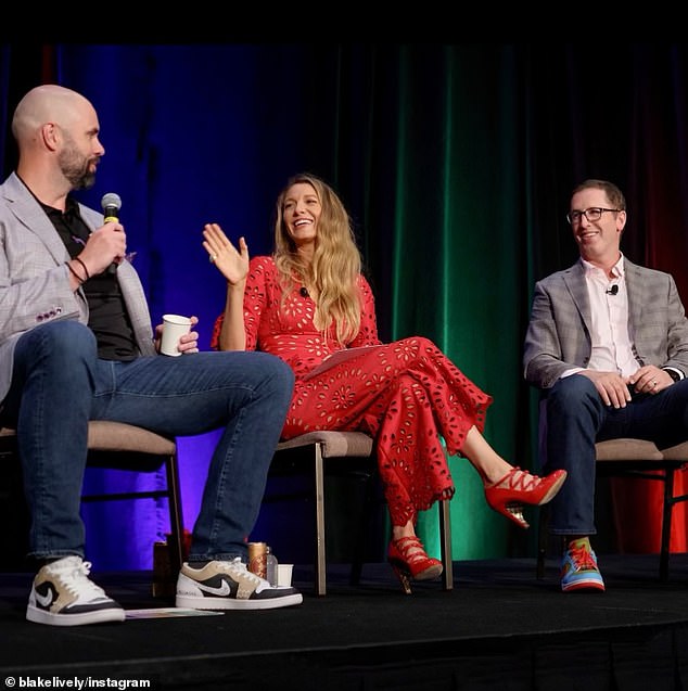 يمكن أن تُرى أيضًا وهي تجلس على خشبة المسرح أثناء مشاركتها في محادثة حول أحدث النكهات - وهي متاحة الآن للمستهلك