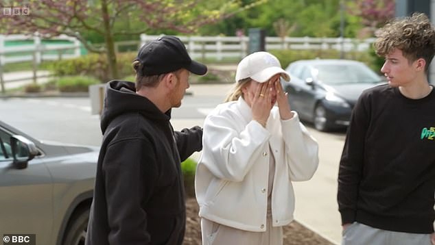 عندما وصل جو وابنه زاكاري ، غادرت بالبكاء واحتضنت جو ، أخبرته: 