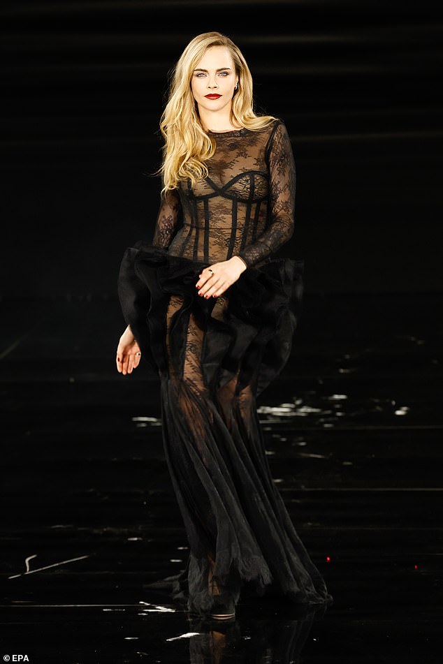 تبتهج وتلوح بجمهور من الآلاف في أراضي برج إيفل ، بدا كارا سحر هوليوود المثال وهي تبرز منصة PFW L'Oréal المرغوبة يوم الاثنين