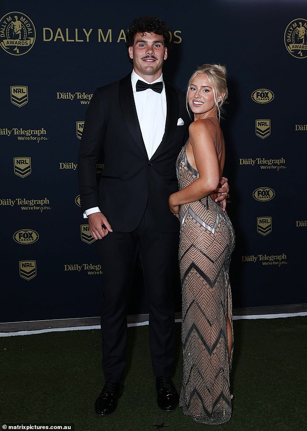 قام الزوجان المشهورون في دوري الرجبي هيربي فارنورث وليلي بيكلز بليلة موعد ، مع استشارة سفر ليلي المذهلة في ثوب شبه عاري