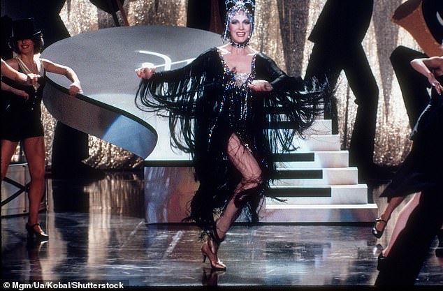 جولي أندروز في عام 1982 فيلم فيكتور/فيكتوريا