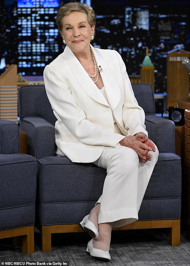 السيدة جولي أندروز خلال ظهور في برنامج الليلة بطولة جيمي فالون في 24 يونيو 2022