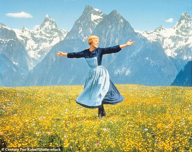 جولي أندروز في دورها الأكثر شهرة مثل ماريا فون تراب في عام 1965 فيلم The Sound of Music