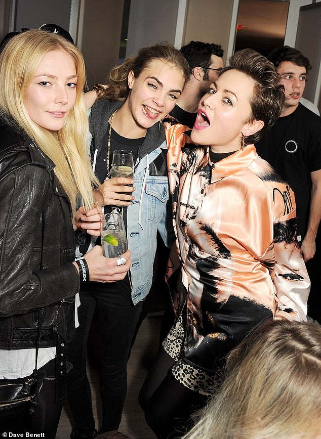 شوهدت مع PALS Clara Paget و Jaime Winstone يحتفلان بعاصفة في عام 2012