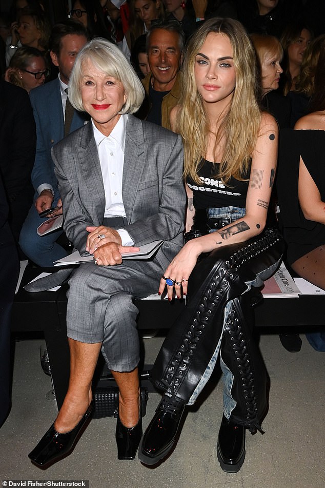 لم تكن هيلين أكثر حكمة لأنها كانت تطرح بجانب آنا وكارا بعد أن انتقلت سابقًا إلى المدرج نفسها يوم الاثنين