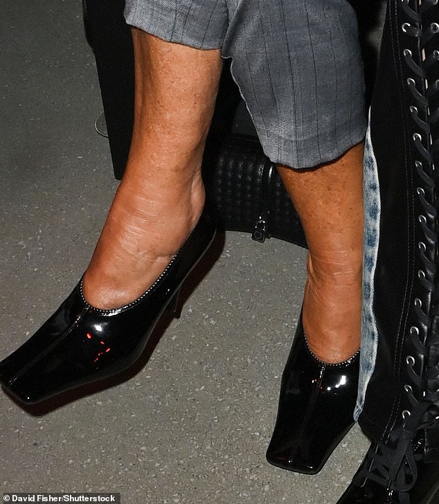 عندما جلست ، كشفت النجمة عن كاحليها البرونز بشكل لا يصدق وهي ترتدي تانًا مزيفًا عميقًا يتناقض مع البشرة الشاحبة لوجهها