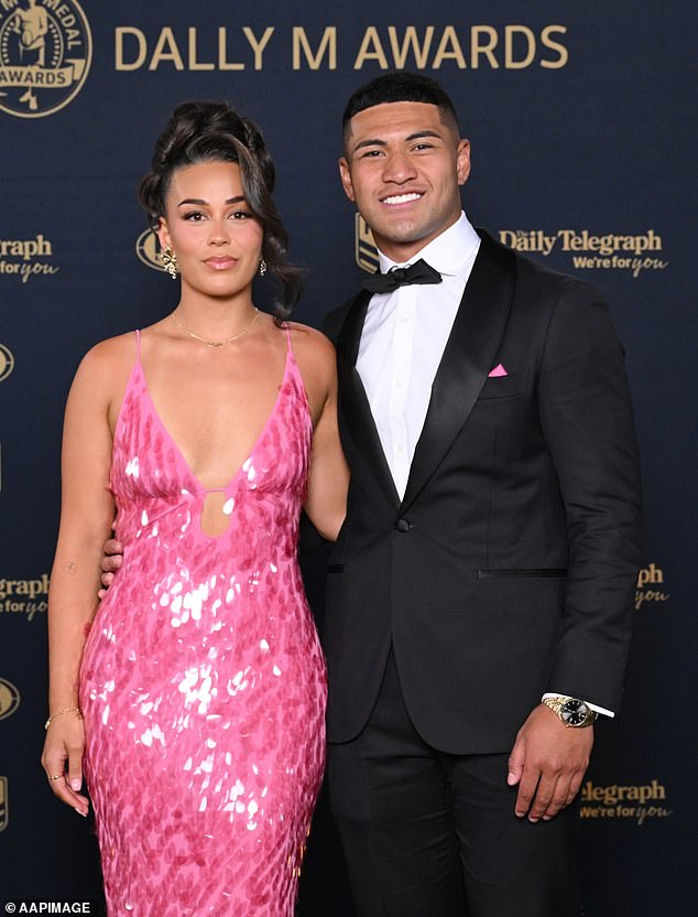 في هذه الأثناء ، اختارت باني أن ترفع الحرارة باللون الوردي الساخن ، متظاهرًا بجانب شريكها في دلافينز في لحظة الزوجين المثالية