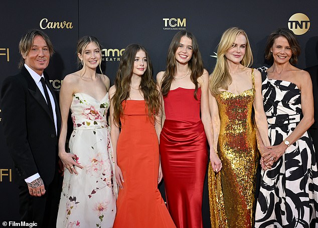 يشعر الأصدقاء بالقلق من أن الوضع يمكن أن يدفع الانتكاس في المناطق الحضرية التي تحرص على التركيز على كيفية المشاركة في تربية بناتهم يوم الأحد (بجوار الحضري) و Faith Margaret (إلى يمين الأحد). أنطونيا كيدمان مصور أقصى اليمين