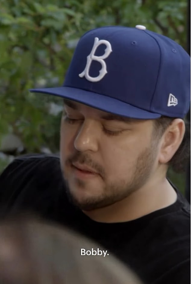 شوهد روب، الذي يطلق عليه لقب بوبي، على الشاشة لأول مرة منذ ثماني سنوات حيث بدا متشابهًا إلى حد كبير وهو يرتدي قميصًا أسود وقبعة زرقاء على شكل حرف B.